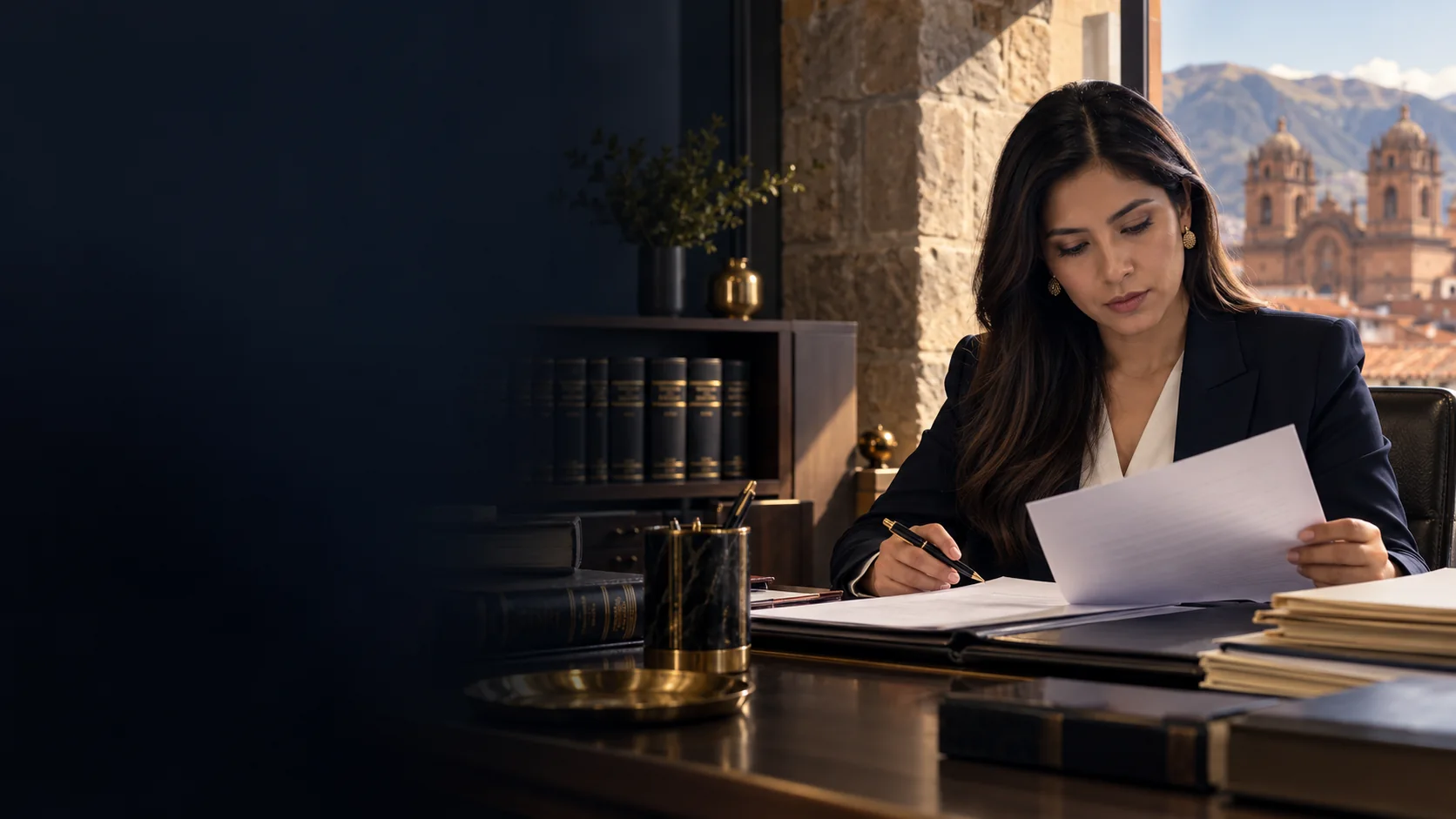 Imagen editorial de una abogada revisando documentación jurídica en Cusco
